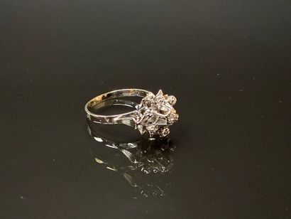 White gold ring set with rose-cut diamonds.
750°/00...