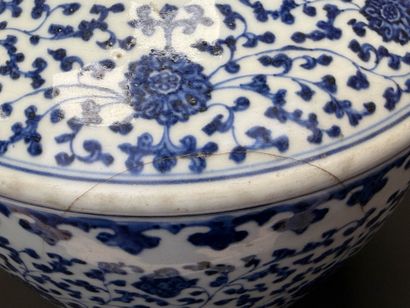 CHINE 
Vase de forme Hu en porcelaine à décor...