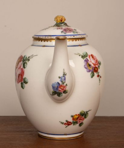 SÈVRES XVIII° siècle.
Théière en porcelaine...