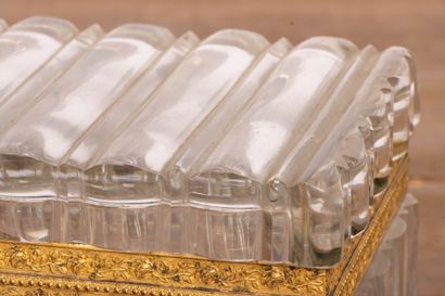Coffret en cristal moulé, monture en bronze...