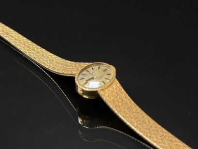 Gold ladies' watch, oval dial, gold bracelet.
750°/00...