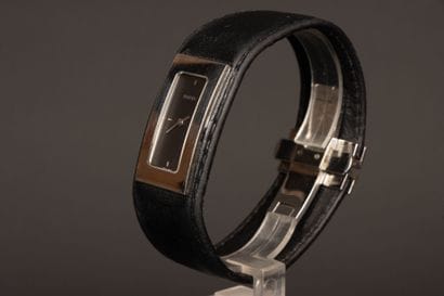 GUCCI
Black leather and steel cuff watch
Quartz...