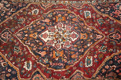 Tapis d'Orient en laine tissé main.
210 x...