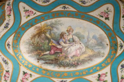 Coupe en porcelaine à décor de scène galante...