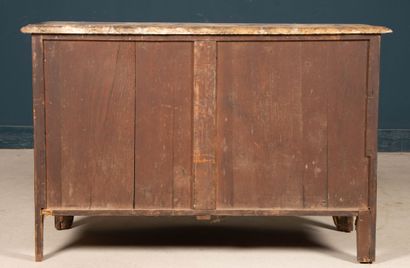 Commode à façade galbée en frisage de satiné...