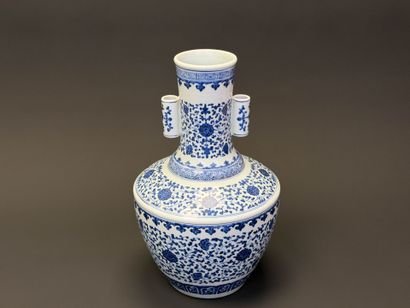 CHINE 
Vase de forme Hu en porcelaine à décor...