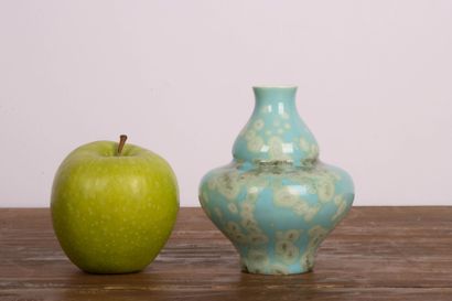 Manufacture Nationale de SÈVRES, 
Petit vase...