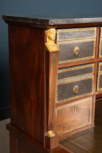 Large bureau à gradin en placage d' acajou...