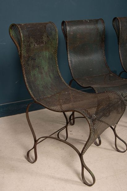 Suite de quatre larges chaises en métal et...