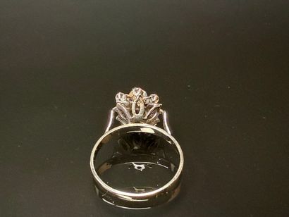 White gold ring set with rose-cut diamonds.
750°/00...