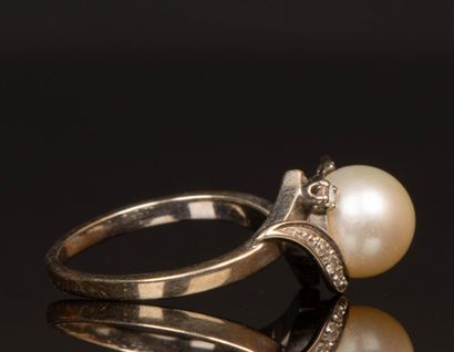 White gold ring set with a cultured pearl...
