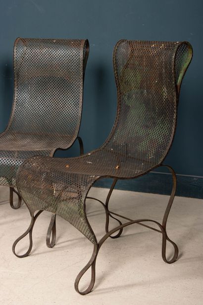 Suite de quatre larges chaises en métal et...