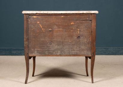 Petite commode ventrue marquetée de fleurs,...