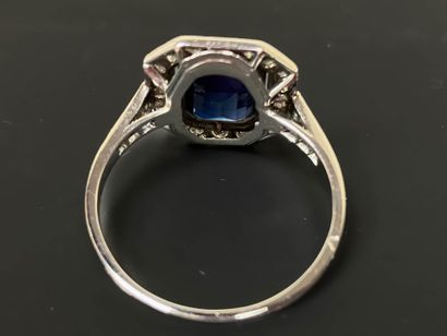 Ring in platinum. 950°/00 set with a sapphire...