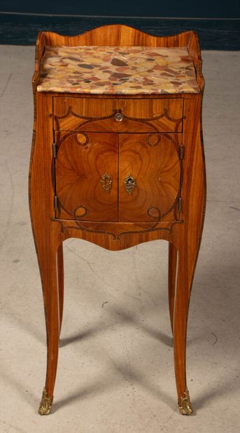 Table de salon galbée et marquetée de bois...