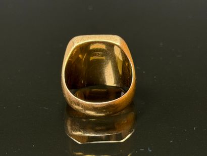 Gold signet ring with JC inscription.
750°/00...