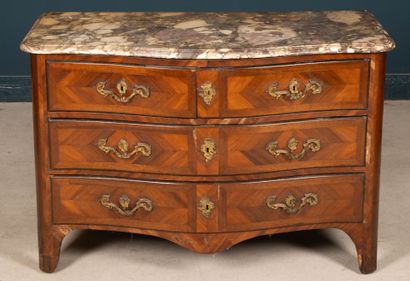 Commode à façade galbée en frisage de satiné...