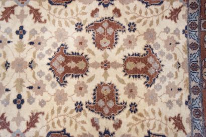 Grand tapis laine tisse main à fond beige.
340...
