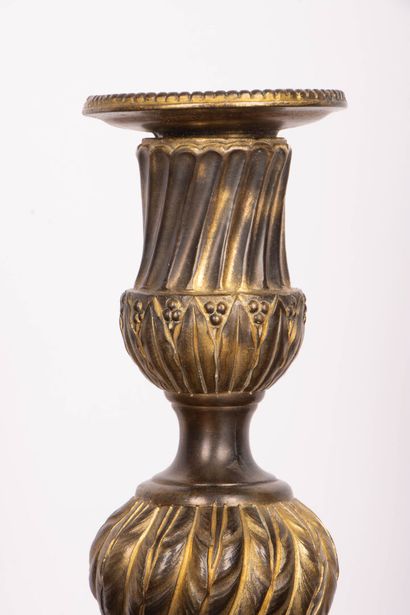 Paire de flambeaux en bronze , richement...
