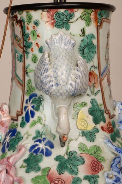 Vase en porcelaine de Canton à émaux polychrome...