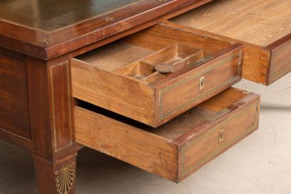 Large bureau à gradin en placage d' acajou...