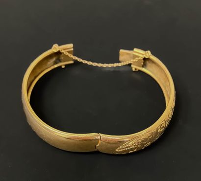 Semi-rigid gold bracelet with engraved flowers.
750°/00...
