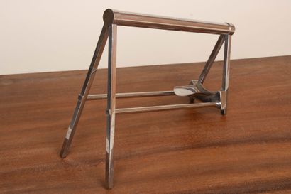 Porte bouteille moderniste en métal chromé....