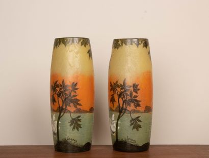 LEGRAS
Paire de vases obus en verre nuancé...