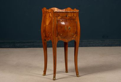 Table de salon galbée et marquetée de bois...