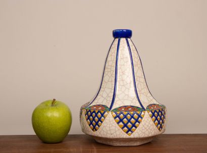 LONGWY 
Vase de forme toupie en émaux polychrome...