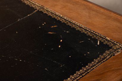 Bureau plat en noyer, quatre pieds balustres...