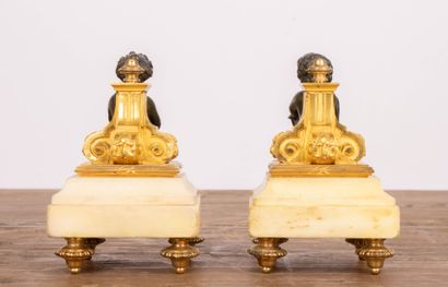 Paire de statuettes en bronze doré et patiné...