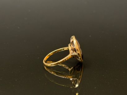 Gold ring set with a round hematite.
750°/00...