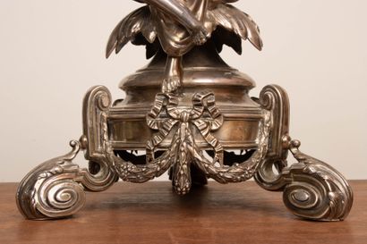 Centre de table en argent. figurant une nymphe...