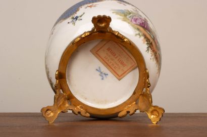 MEISSEN.
Pot couvert en porcelaine ornée...