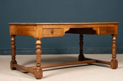 Bureau plat en noyer, quatre pieds balustres...