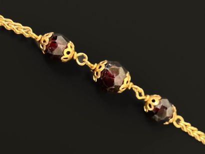 Long necklace in gold and garnet.
750°/00...