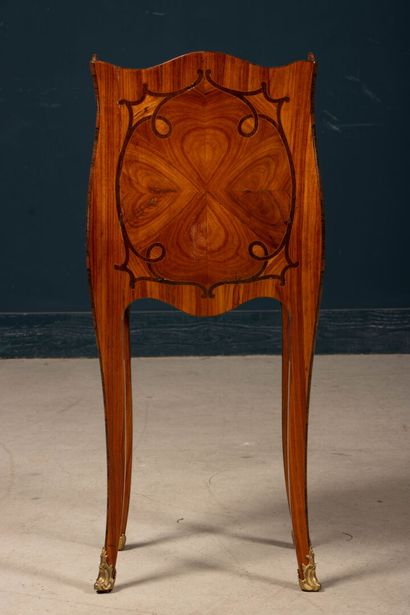 Table de salon galbée et marquetée de bois...