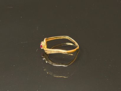 Gold ring set with a red stone.
750°/00 gold.
TDD...