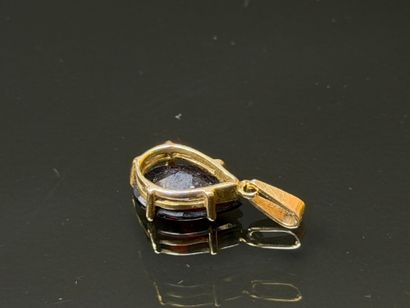 Gold pendant set with a teardrop garnet
750°/00...
