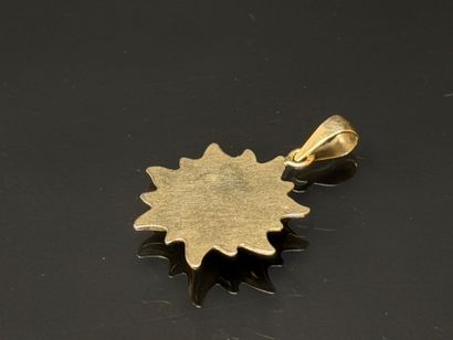 Gold sun pendant with small diamond eyes.
750°/00...