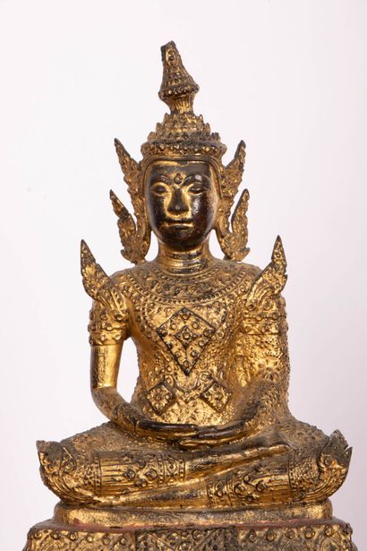 THAILANDE
Bouddha en bronze laqué et doré...