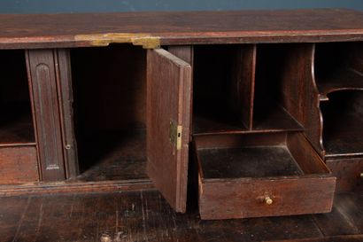 Commode scriban en acajou mouluré, à abattant...