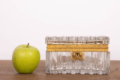 Coffret en cristal moulé, monture en bronze...