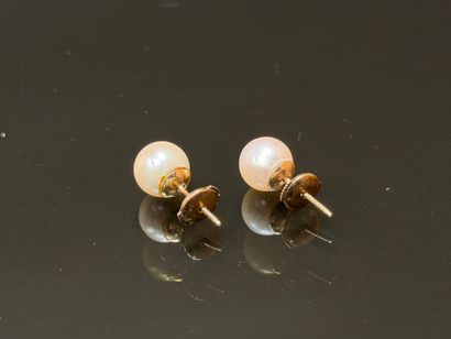 Pair of gold and cultured pearl earrings.
750°/00...