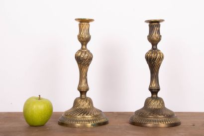 Paire de flambeaux en bronze , richement...