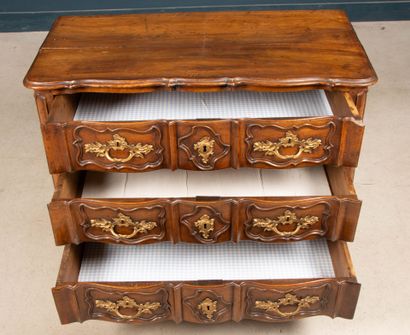 Commode à façade arbalète en noyer mouluré,...