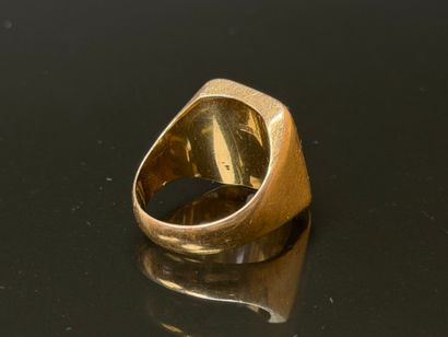 Gold signet ring with JC inscription.
750°/00...