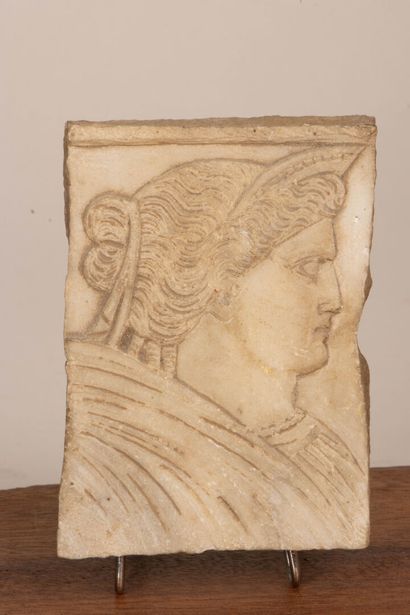 ART ROMAIN. 
Fragment de bas-relief en marbre...