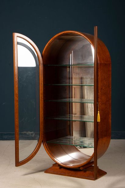 Vitrine de forme ovale en placage de loupe,...